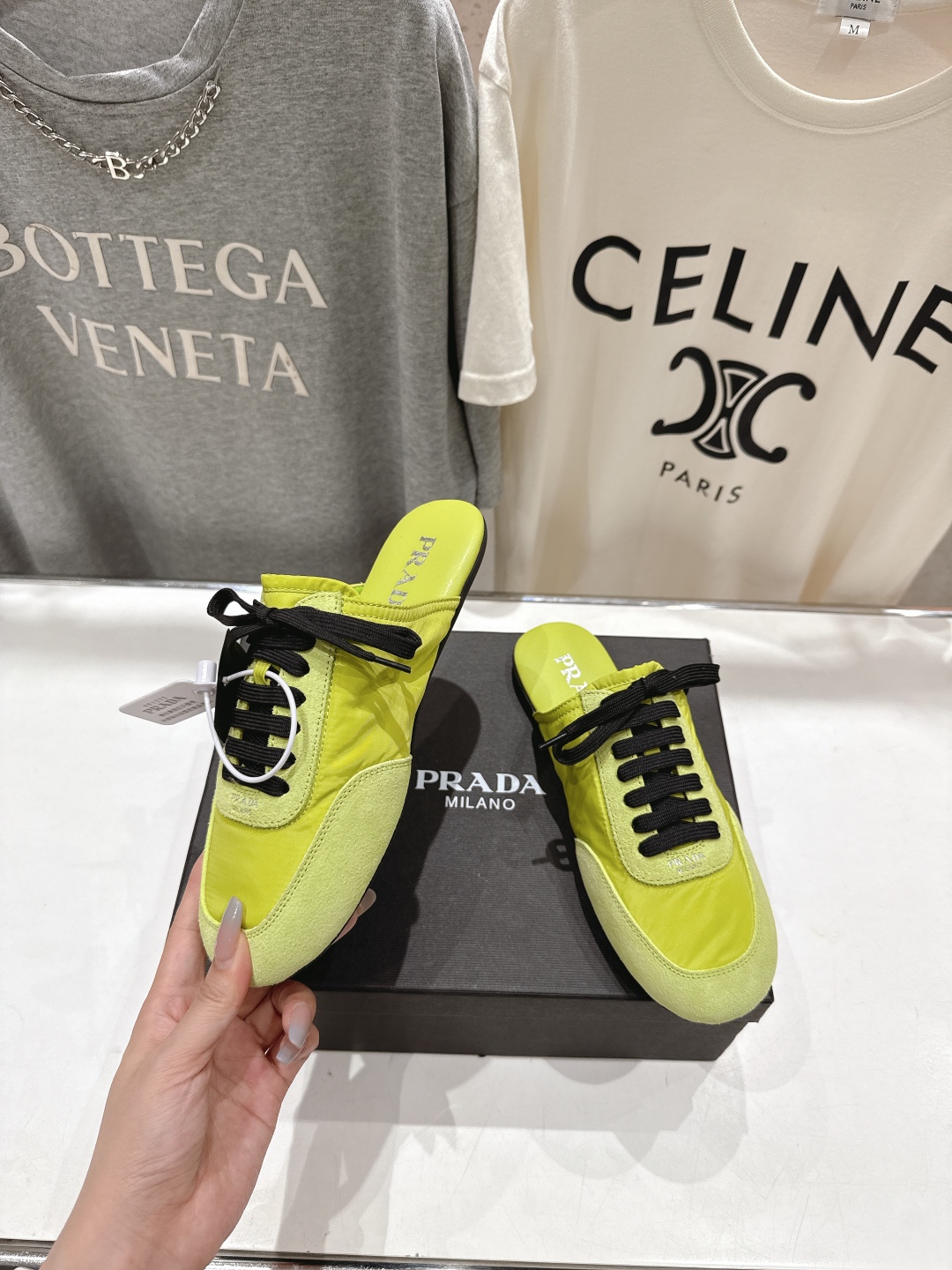 高版本出厂  半托
  Prada*普拉达P家25ssfw～new新款绑带休闲鞋，低调奢华懒人鞋，富人的