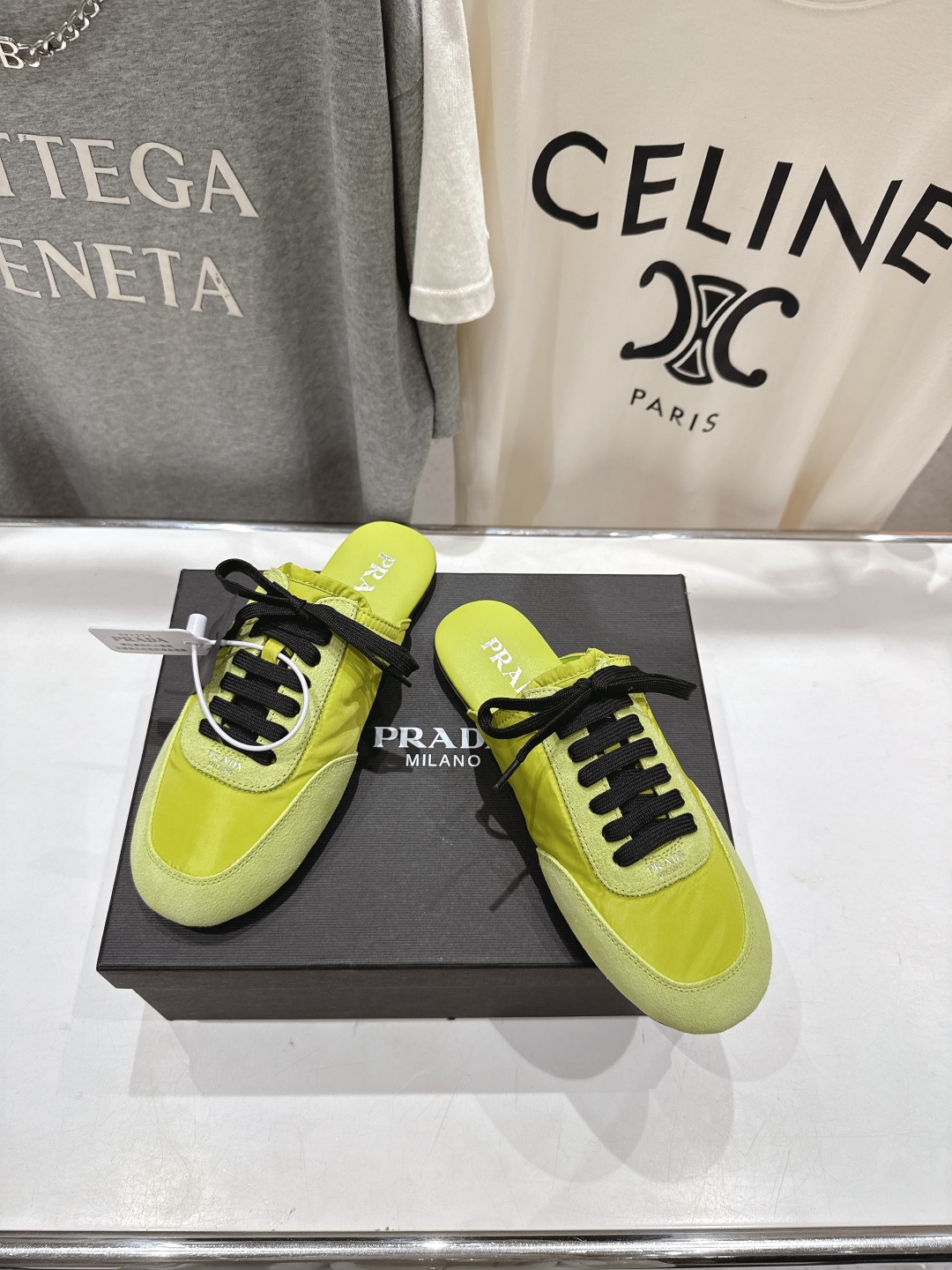 高版本出厂  半托
  Prada*普拉达P家25ssfw～new新款绑带休闲鞋，低调奢华懒人鞋，富人的