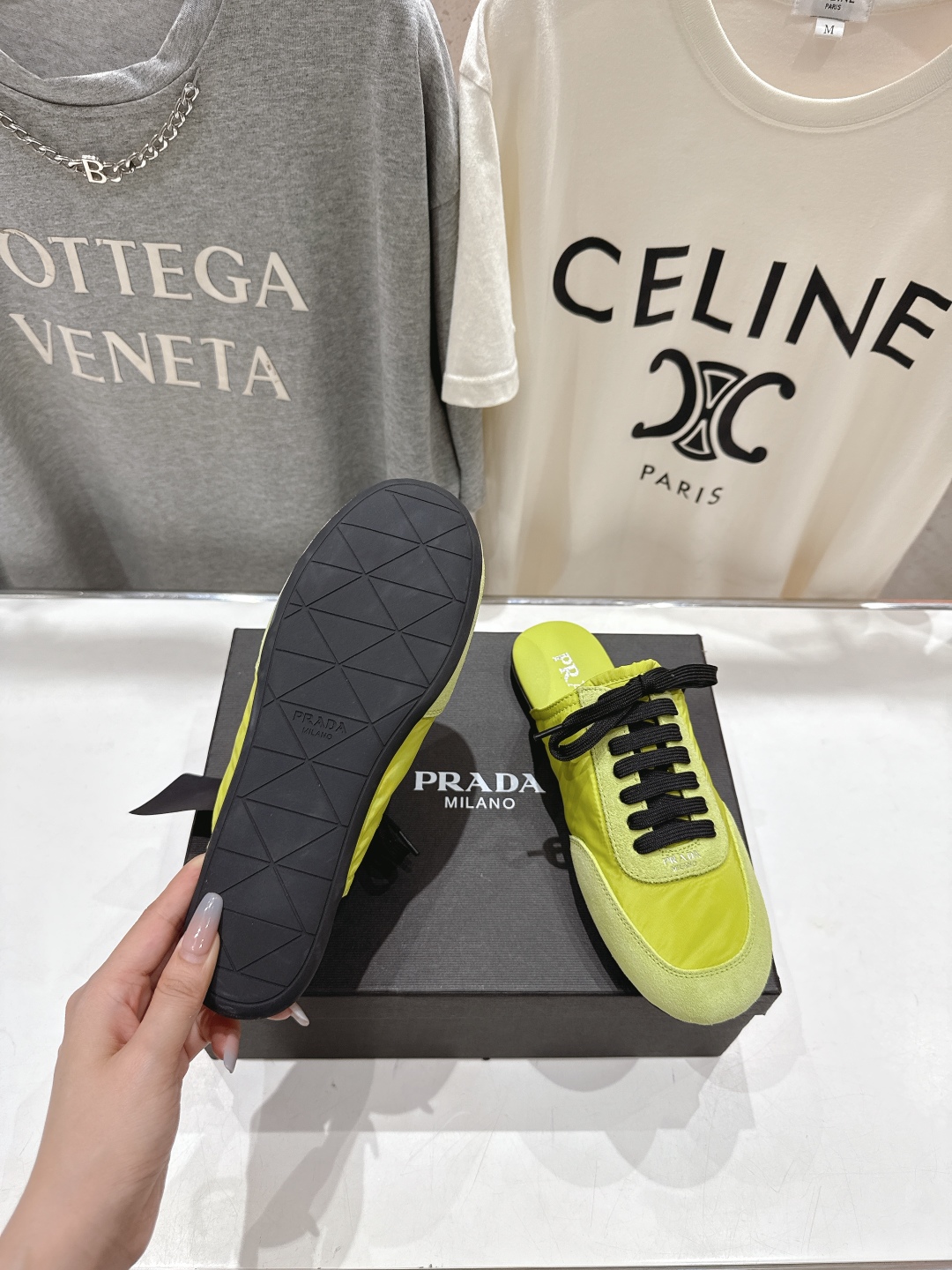 高版本出厂  半托
  Prada*普拉达P家25ssfw～new新款绑带休闲鞋，低调奢华懒人鞋，富人的