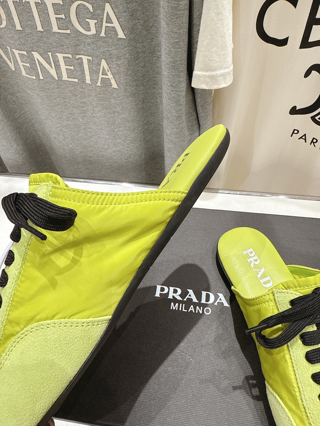 高版本出厂  半托
  Prada*普拉达P家25ssfw～new新款绑带休闲鞋，低调奢华懒人鞋，富人的