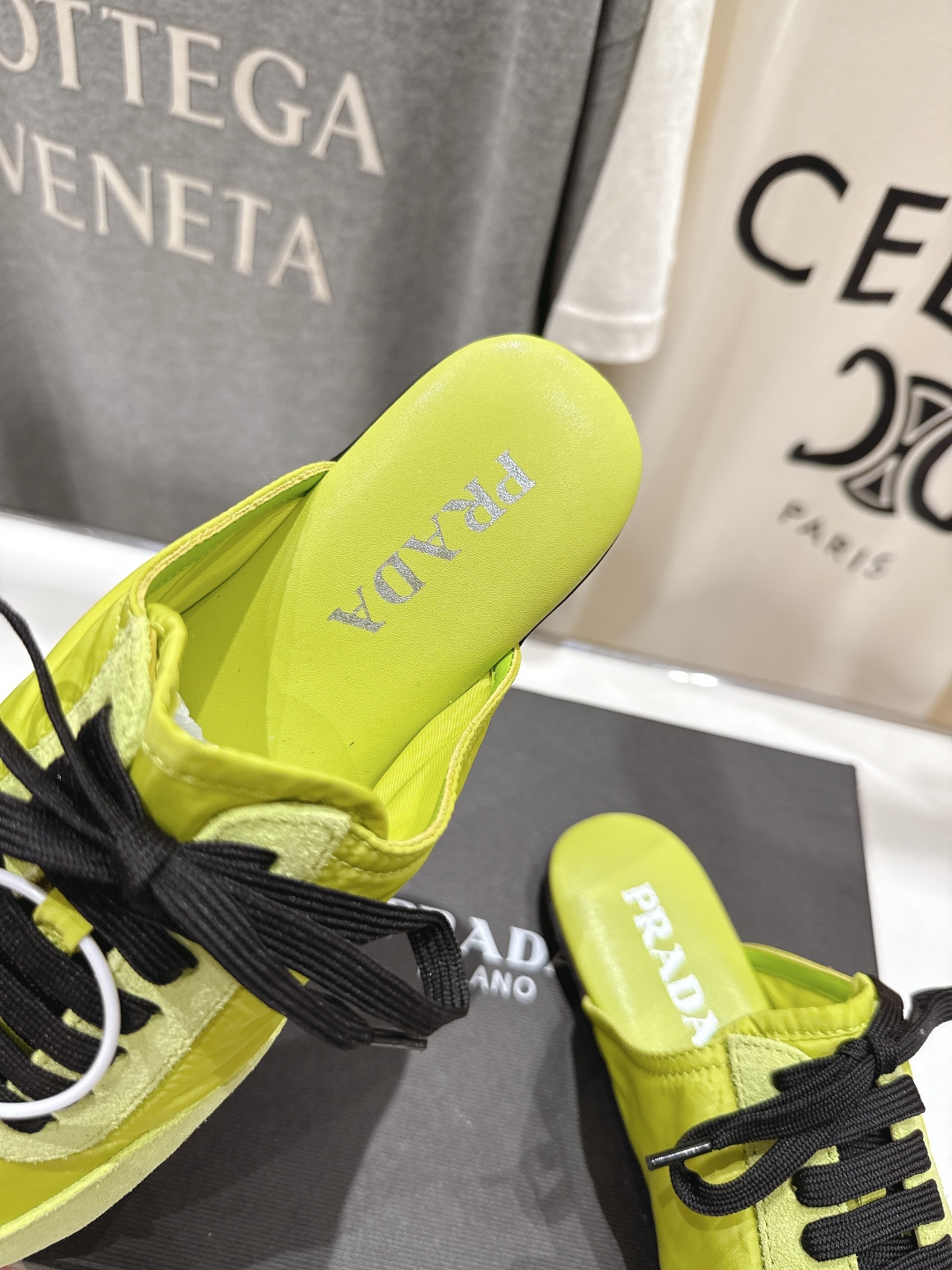 高版本出厂  半托
  Prada*普拉达P家25ssfw～new新款绑带休闲鞋，低调奢华懒人鞋，富人的