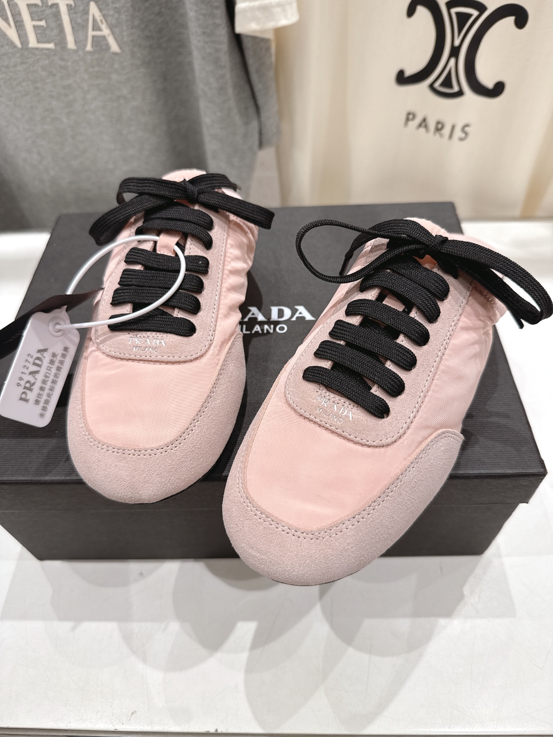高版本出厂  半托
  Prada*普拉达P家25ssfw～new新款绑带休闲鞋，低调奢华懒人鞋，富人的