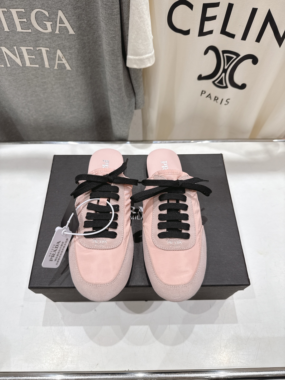 高版本出厂  半托
  Prada*普拉达P家25ssfw～new新款绑带休闲鞋，低调奢华懒人鞋，富人的