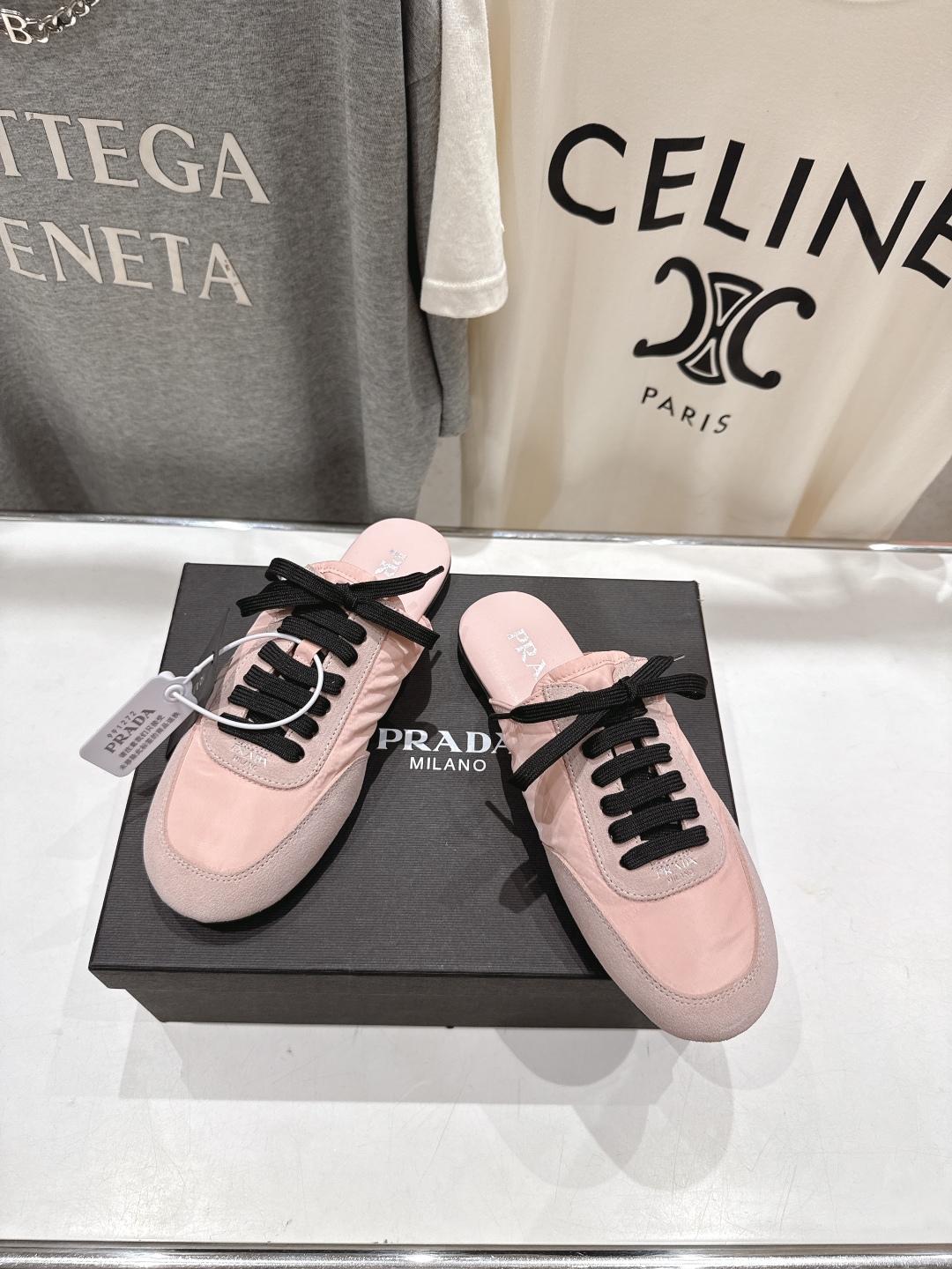 高版本出厂  半托
  Prada*普拉达P家25ssfw～new新款绑带休闲鞋，低调奢华懒人鞋，富人的