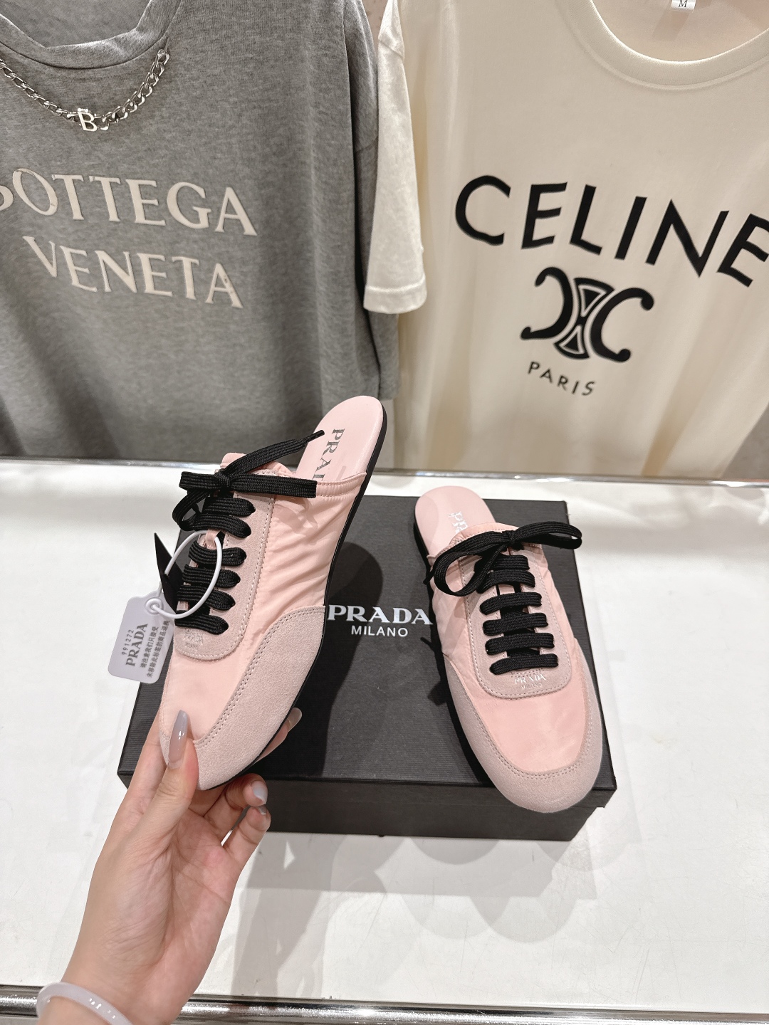 高版本出厂  半托
  Prada*普拉达P家25ssfw～new新款绑带休闲鞋，低调奢华懒人鞋，富人的