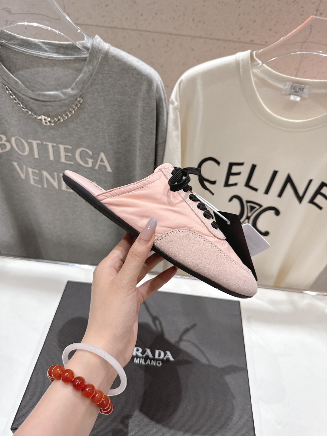 高版本出厂  半托
  Prada*普拉达P家25ssfw～new新款绑带休闲鞋，低调奢华懒人鞋，富人的