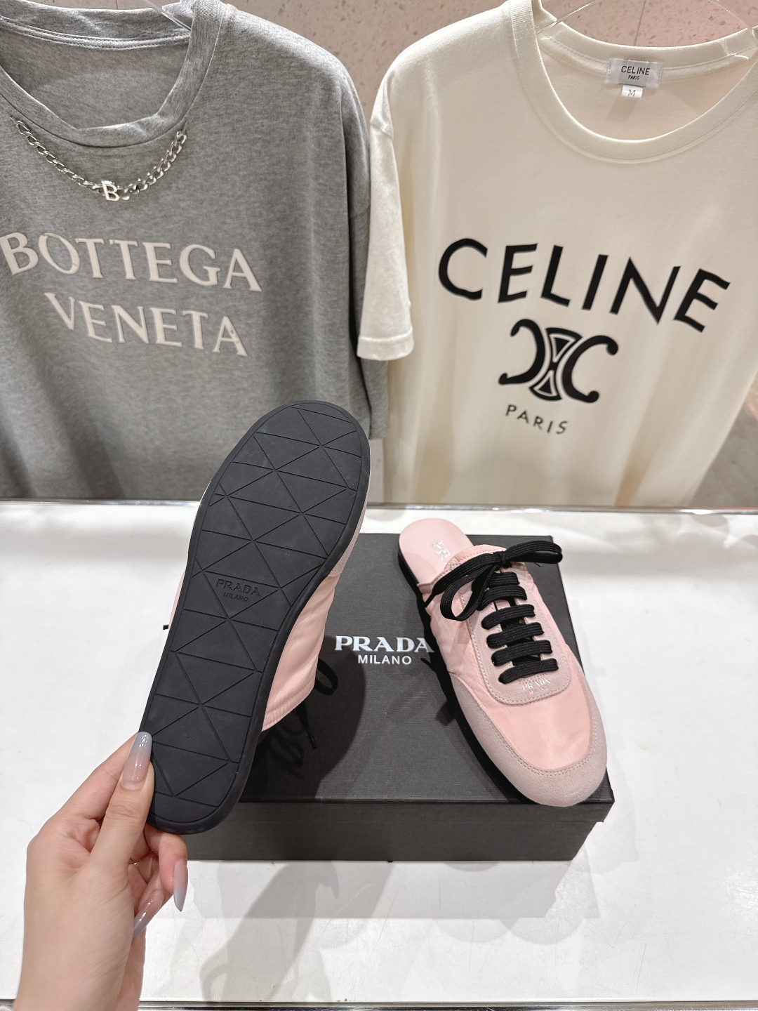 高版本出厂  半托
  Prada*普拉达P家25ssfw～new新款绑带休闲鞋，低调奢华懒人鞋，富人的