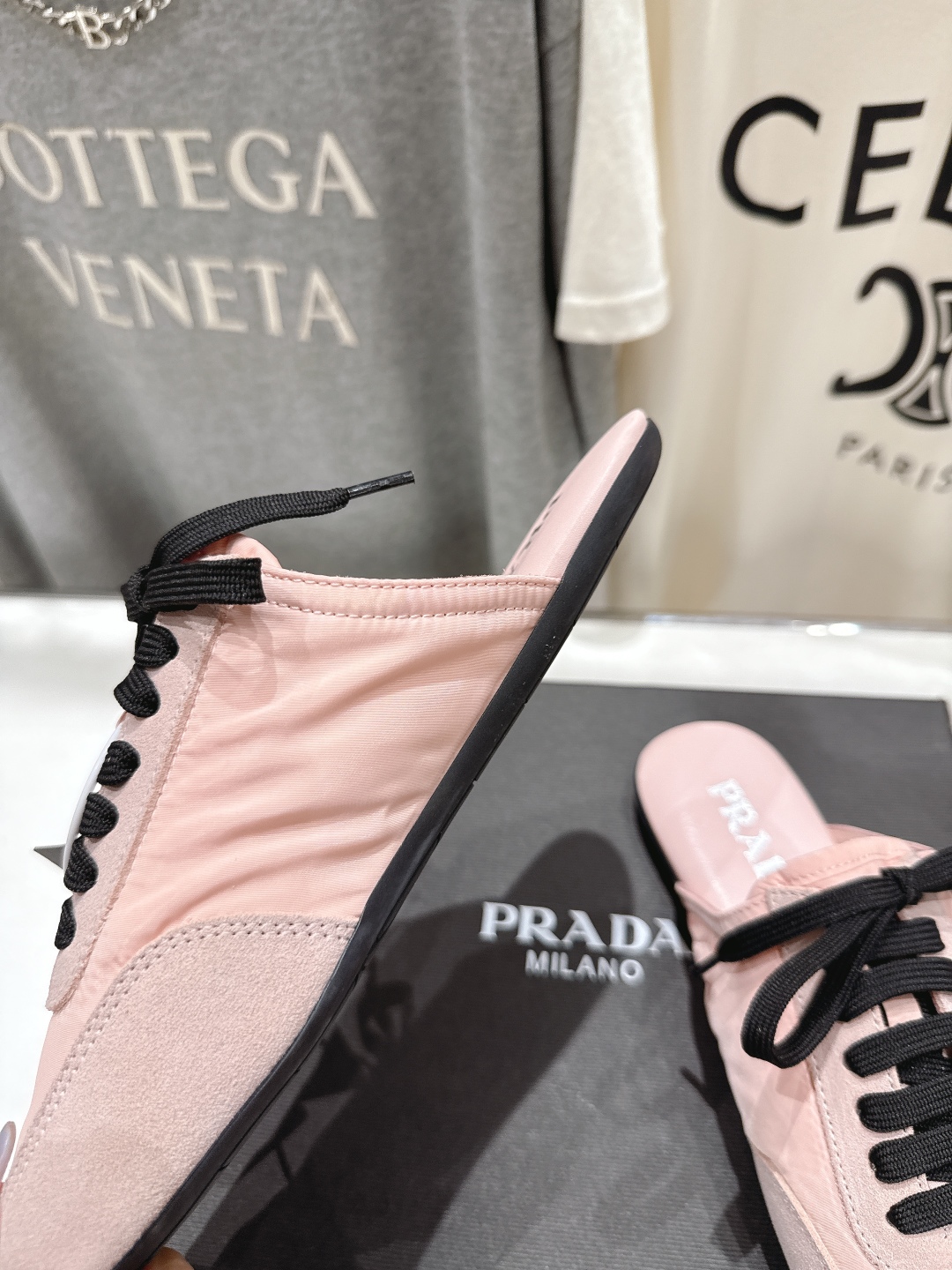 高版本出厂  半托
  Prada*普拉达P家25ssfw～new新款绑带休闲鞋，低调奢华懒人鞋，富人的