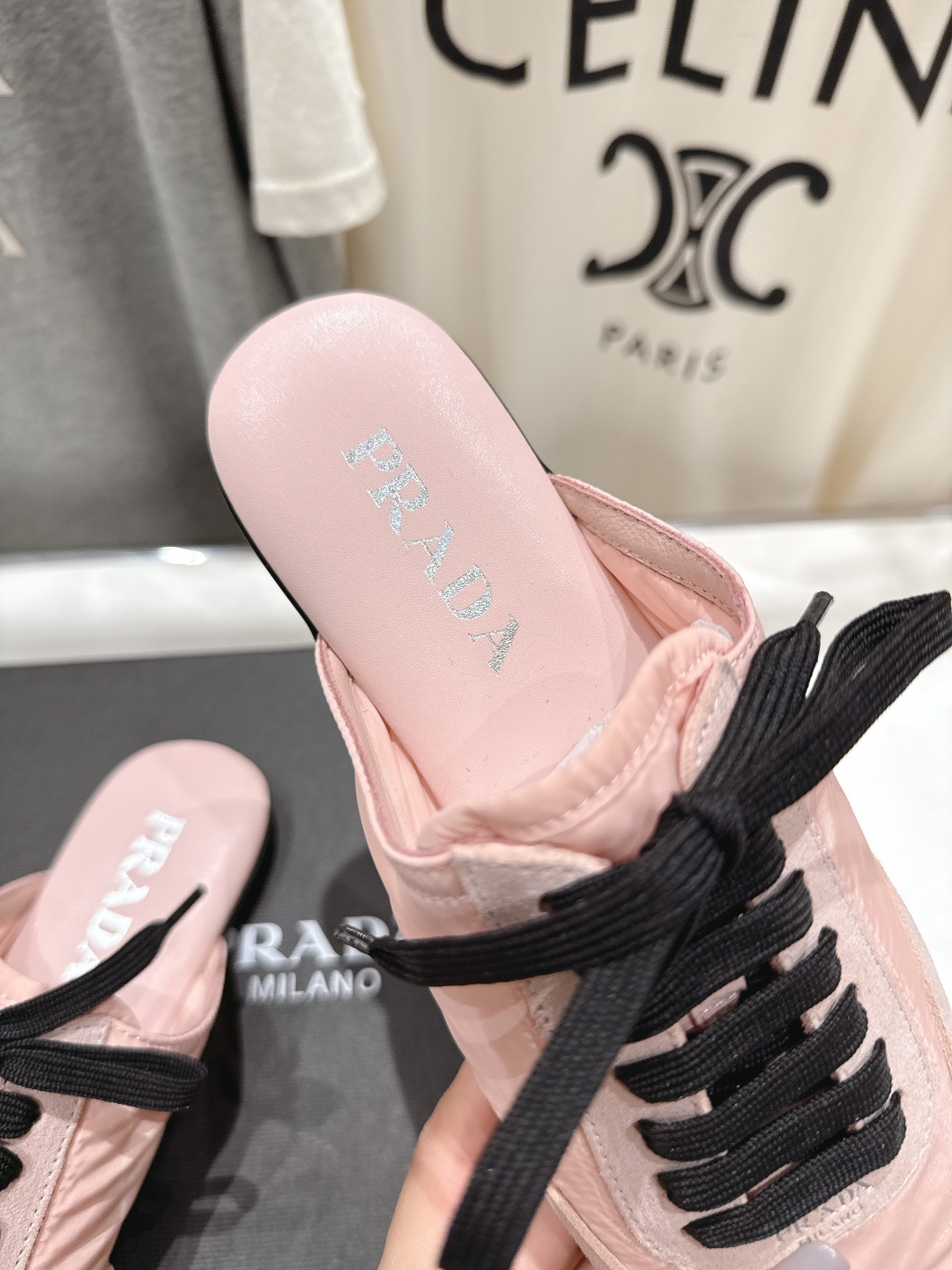 高版本出厂  半托
  Prada*普拉达P家25ssfw～new新款绑带休闲鞋，低调奢华懒人鞋，富人的