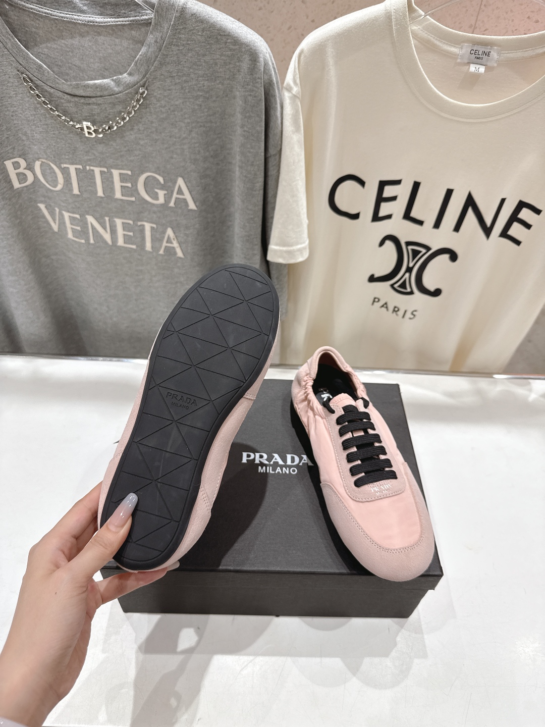 高版本出厂 
  Prada*普拉达P家25ssfw～new新款绑带休闲鞋，低调奢华懒人鞋，富人的不二选