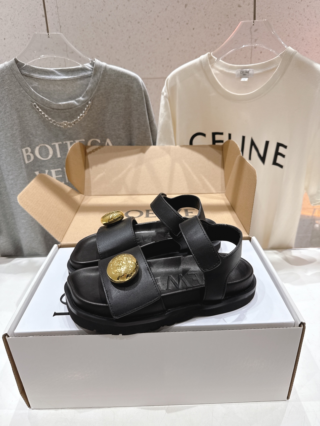 高版本出厂  
  LOEWE/罗意威2025/ss新品复古风平底沙滩厚底凉鞋～小红书、外网火爆款

最