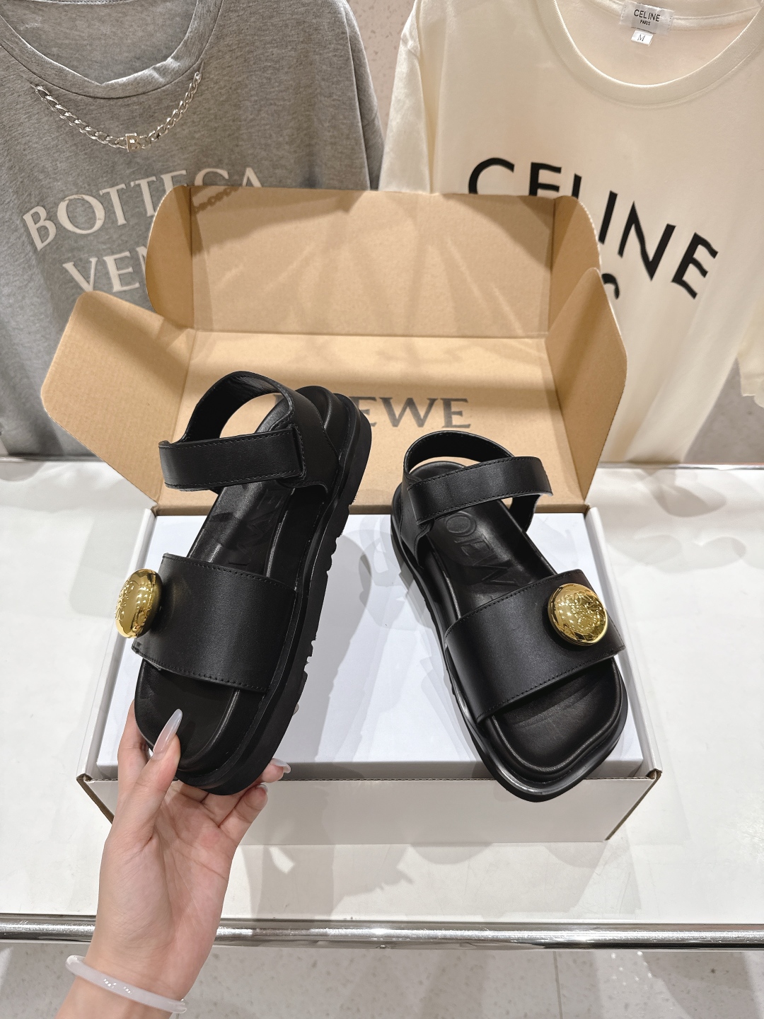 高版本出厂  
  LOEWE/罗意威2025/ss新品复古风平底沙滩厚底凉鞋～小红书、外网火爆款

最