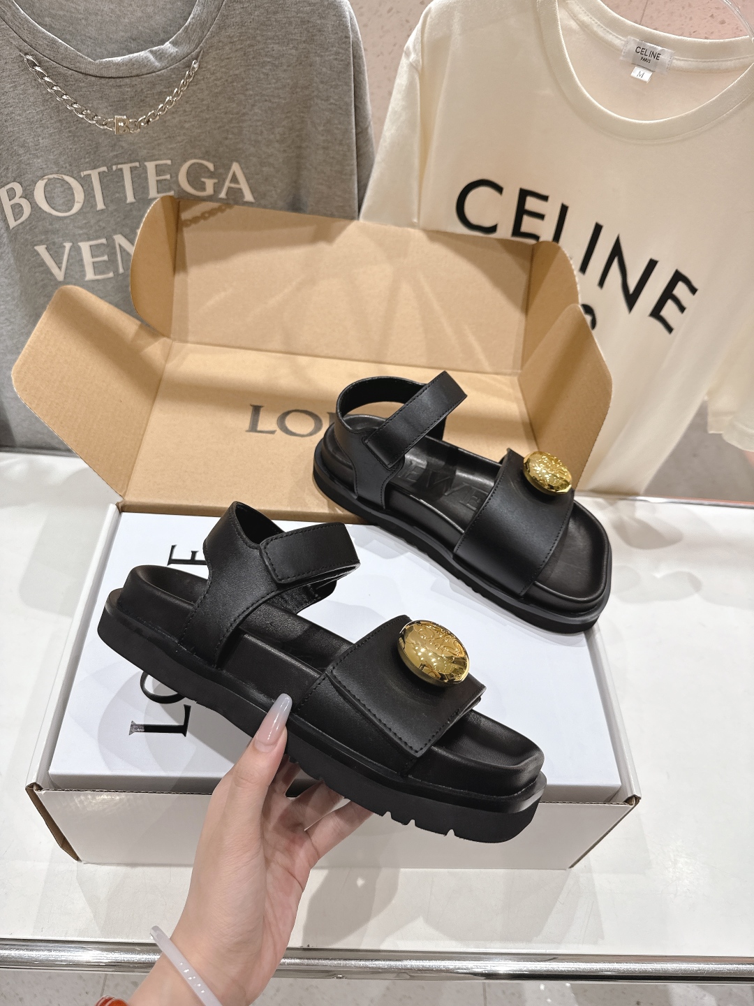 高版本出厂  
  LOEWE/罗意威2025/ss新品复古风平底沙滩厚底凉鞋～小红书、外网火爆款

最