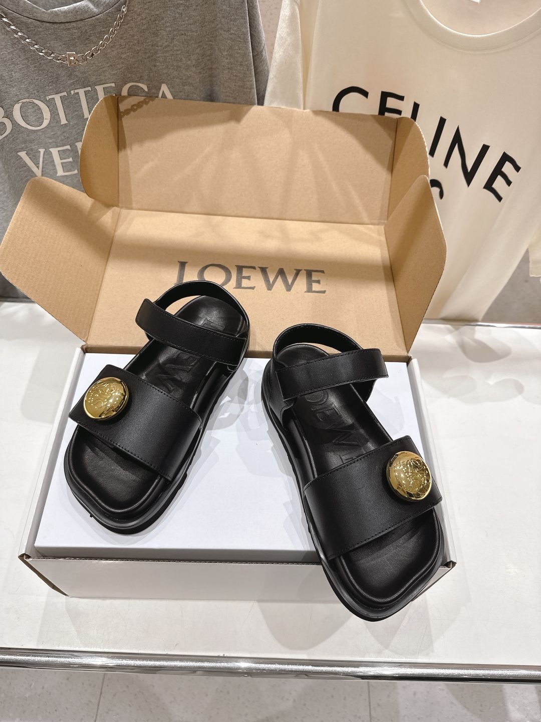 高版本出厂  
  LOEWE/罗意威2025/ss新品复古风平底沙滩厚底凉鞋～小红书、外网火爆款

最