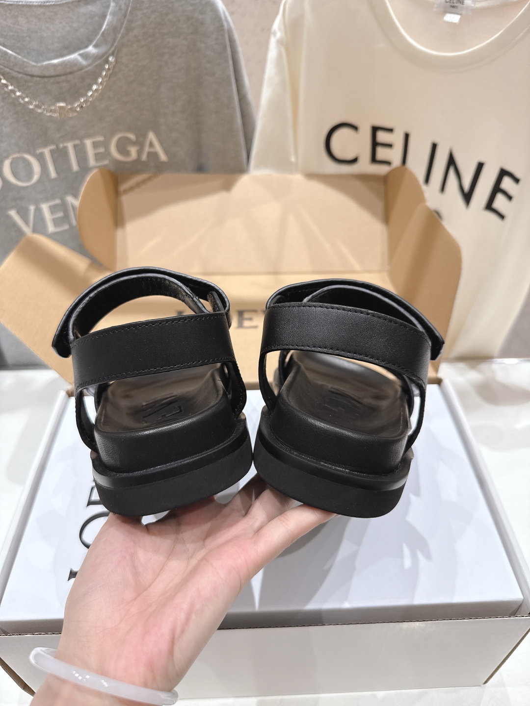 高版本出厂  
  LOEWE/罗意威2025/ss新品复古风平底沙滩厚底凉鞋～小红书、外网火爆款

最