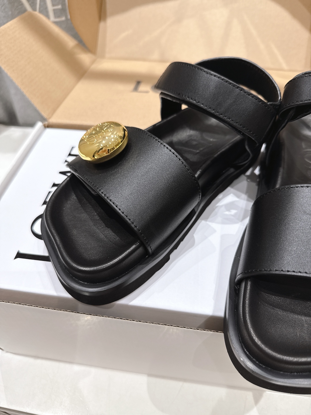高版本出厂  
  LOEWE/罗意威2025/ss新品复古风平底沙滩厚底凉鞋～小红书、外网火爆款

最