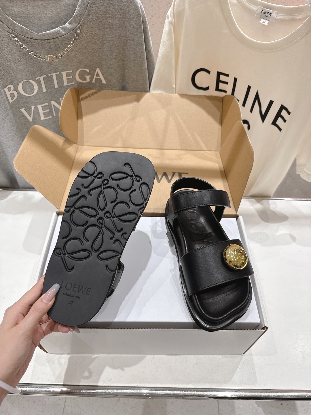 高版本出厂  
  LOEWE/罗意威2025/ss新品复古风平底沙滩厚底凉鞋～小红书、外网火爆款

最
