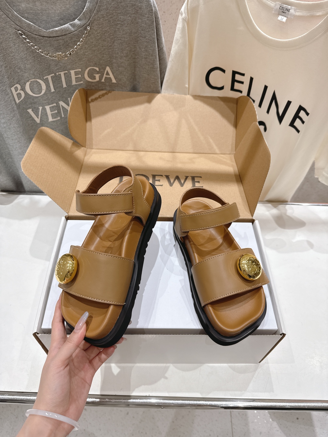 高版本出厂  
  LOEWE/罗意威2025/ss新品复古风平底沙滩厚底凉鞋～小红书、外网火爆款

最