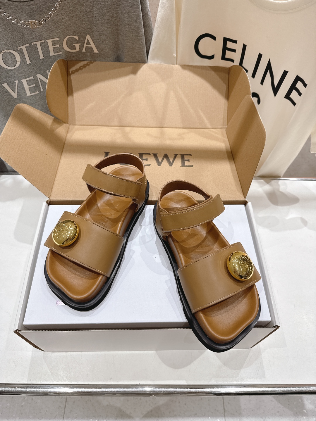高版本出厂  
  LOEWE/罗意威2025/ss新品复古风平底沙滩厚底凉鞋～小红书、外网火爆款

最