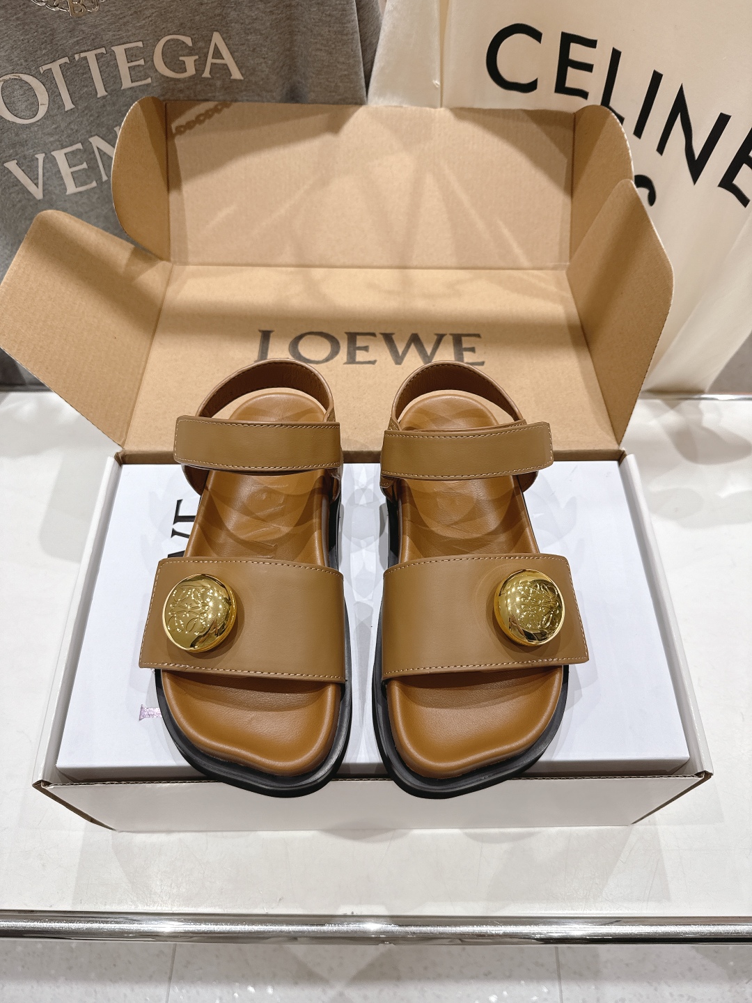 高版本出厂  
  LOEWE/罗意威2025/ss新品复古风平底沙滩厚底凉鞋～小红书、外网火爆款

最