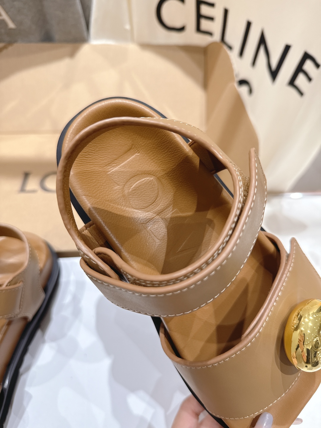 高版本出厂  
  LOEWE/罗意威2025/ss新品复古风平底沙滩厚底凉鞋～小红书、外网火爆款

最