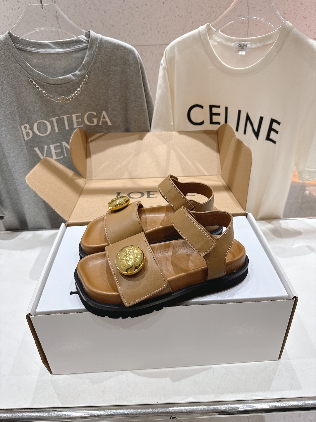 高版本出厂  
  LOEWE/罗意威2025/ss新品复古风平底沙滩厚底凉鞋～小红书、外网火爆款

最