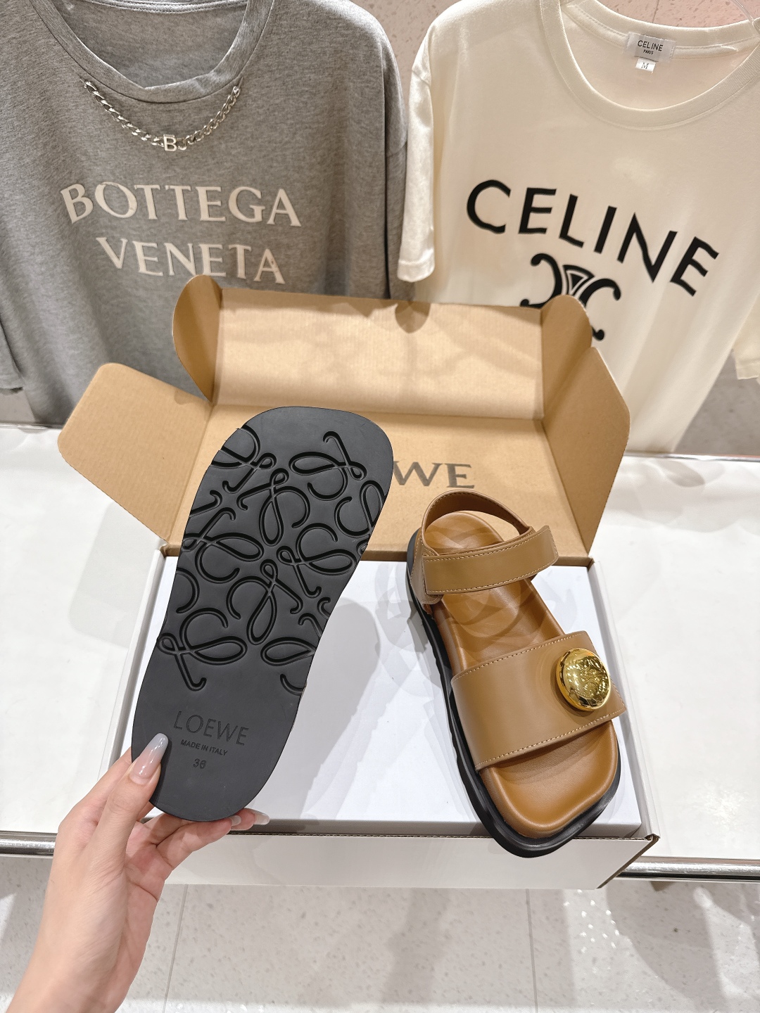 高版本出厂  
  LOEWE/罗意威2025/ss新品复古风平底沙滩厚底凉鞋～小红书、外网火爆款

最