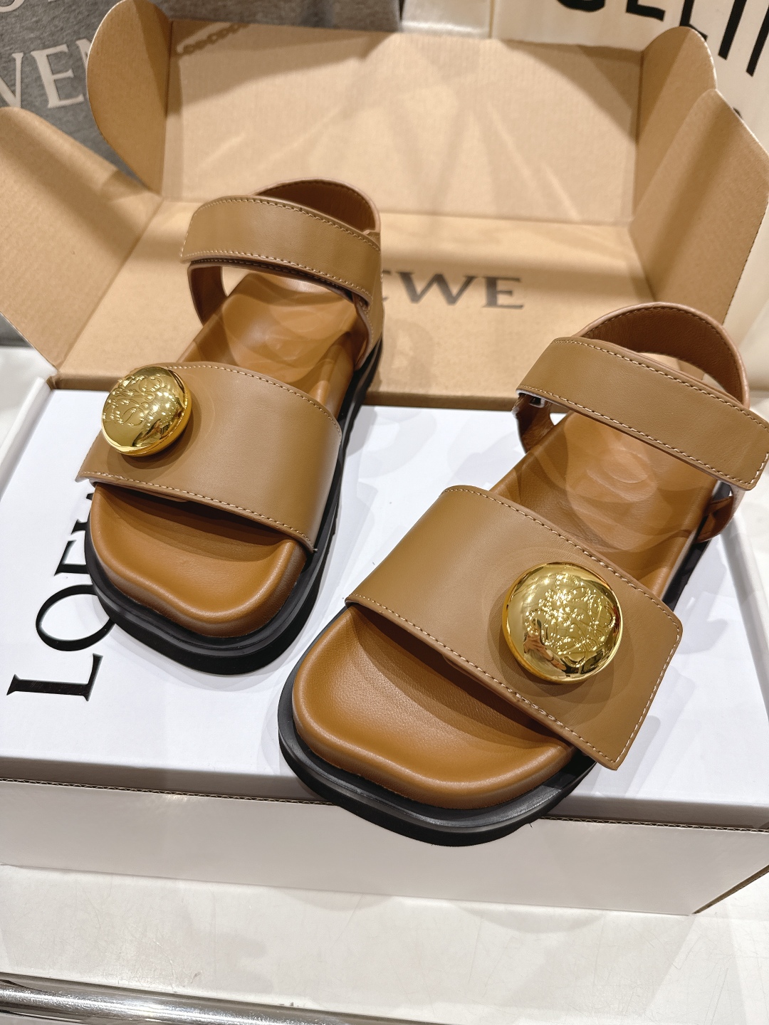 高版本出厂  
  LOEWE/罗意威2025/ss新品复古风平底沙滩厚底凉鞋～小红书、外网火爆款

最