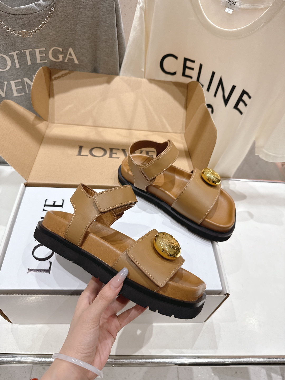 高版本出厂  
  LOEWE/罗意威2025/ss新品复古风平底沙滩厚底凉鞋～小红书、外网火爆款

最