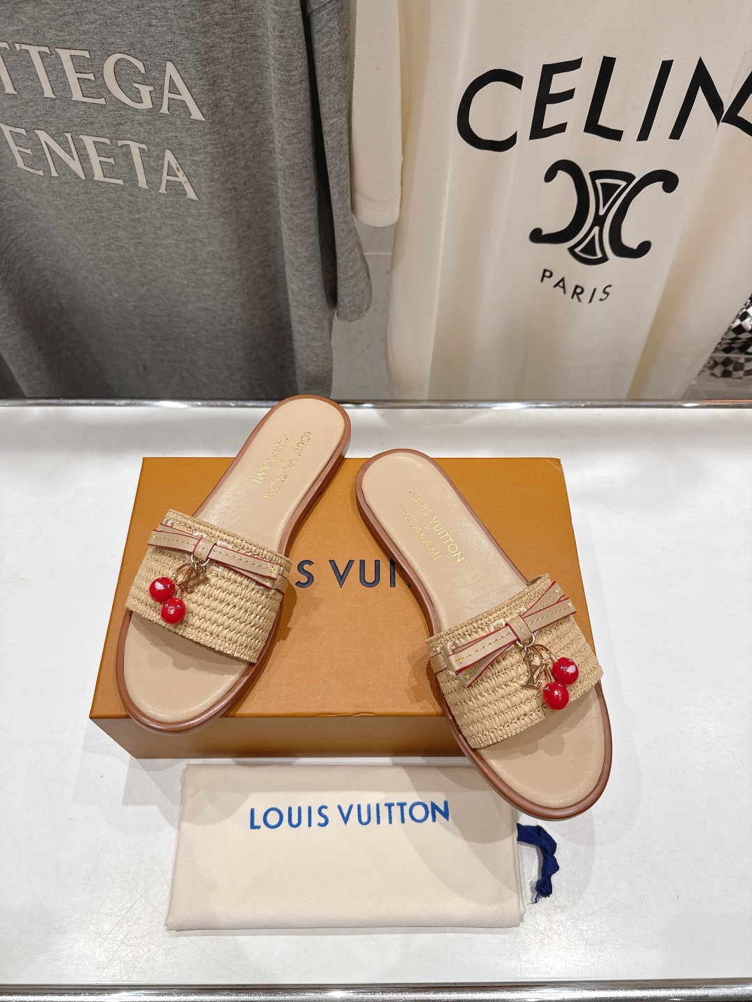 高版本出厂
  Louis Vuitton ss25 new arrival LV驴牌春夏系列新款平底沙