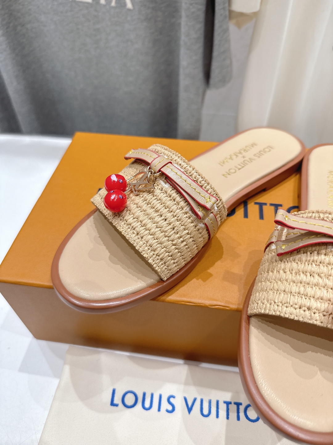 高版本出厂
  Louis Vuitton ss25 new arrival LV驴牌春夏系列新款平底沙