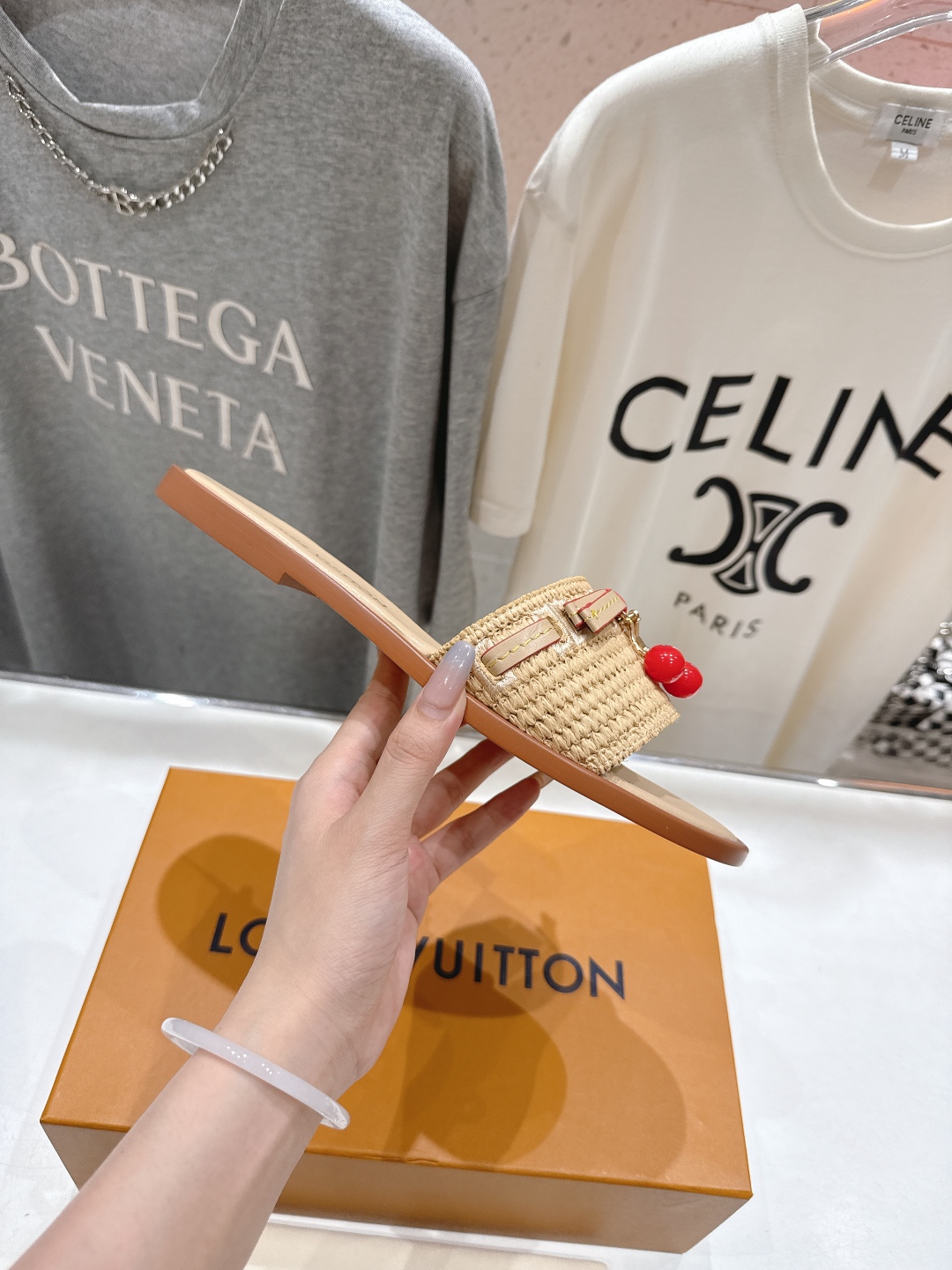 高版本出厂
  Louis Vuitton ss25 new arrival LV驴牌春夏系列新款平底沙