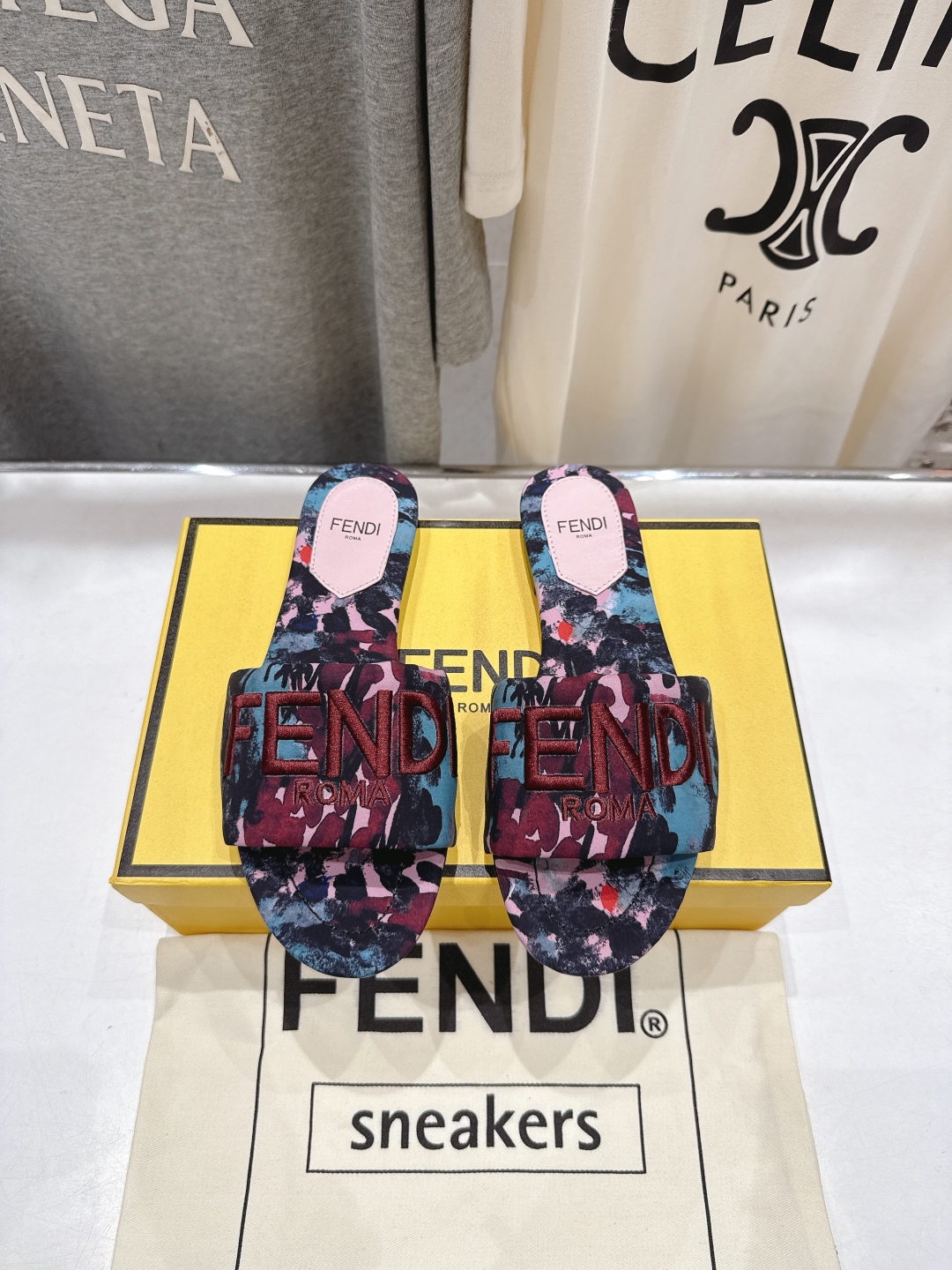 高版本出厂
 Fendi/芬迪25ss新款平底休闲拖鞋，ZP购入对比定制
经典设计，搭配绚丽多姿的色彩，