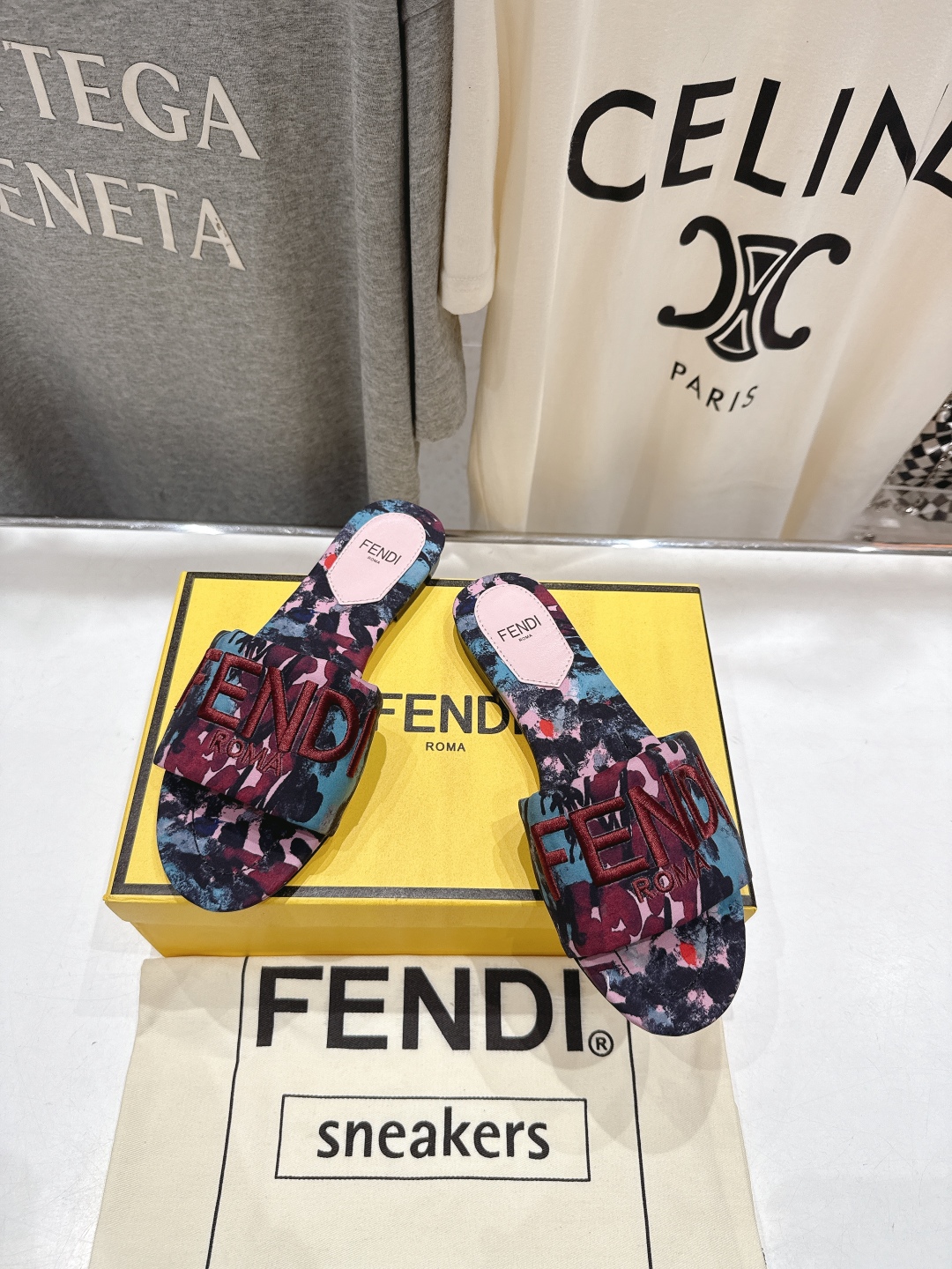 高版本出厂
 Fendi/芬迪25ss新款平底休闲拖鞋，ZP购入对比定制
经典设计，搭配绚丽多姿的色彩，