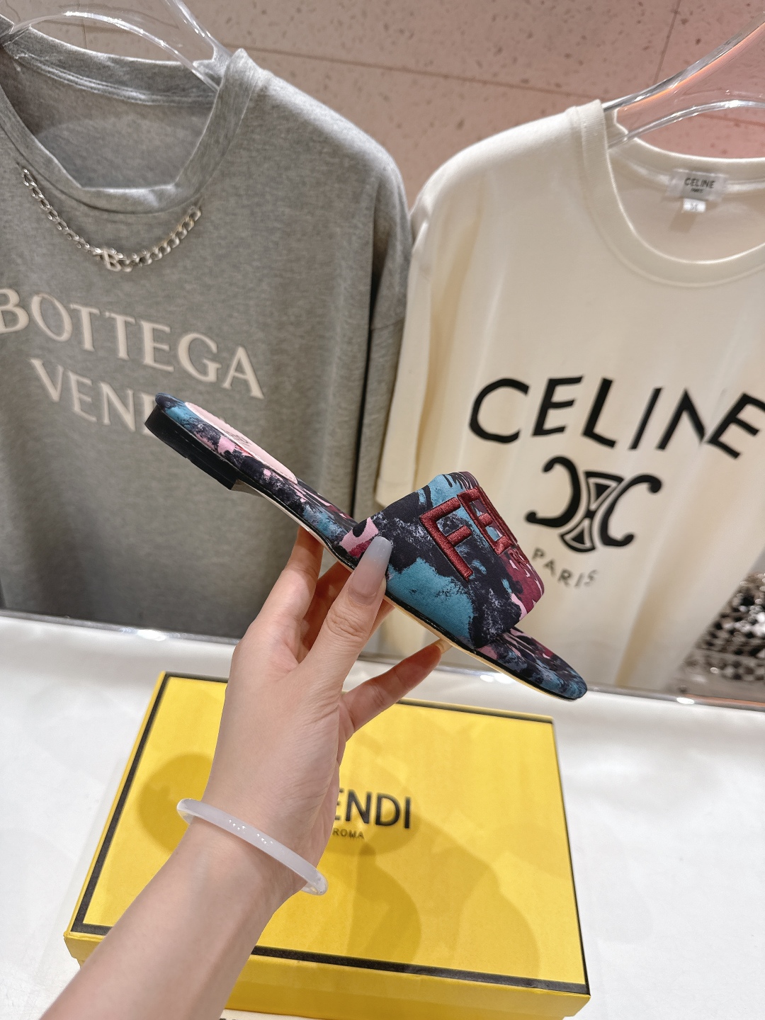 高版本出厂
 Fendi/芬迪25ss新款平底休闲拖鞋，ZP购入对比定制
经典设计，搭配绚丽多姿的色彩，