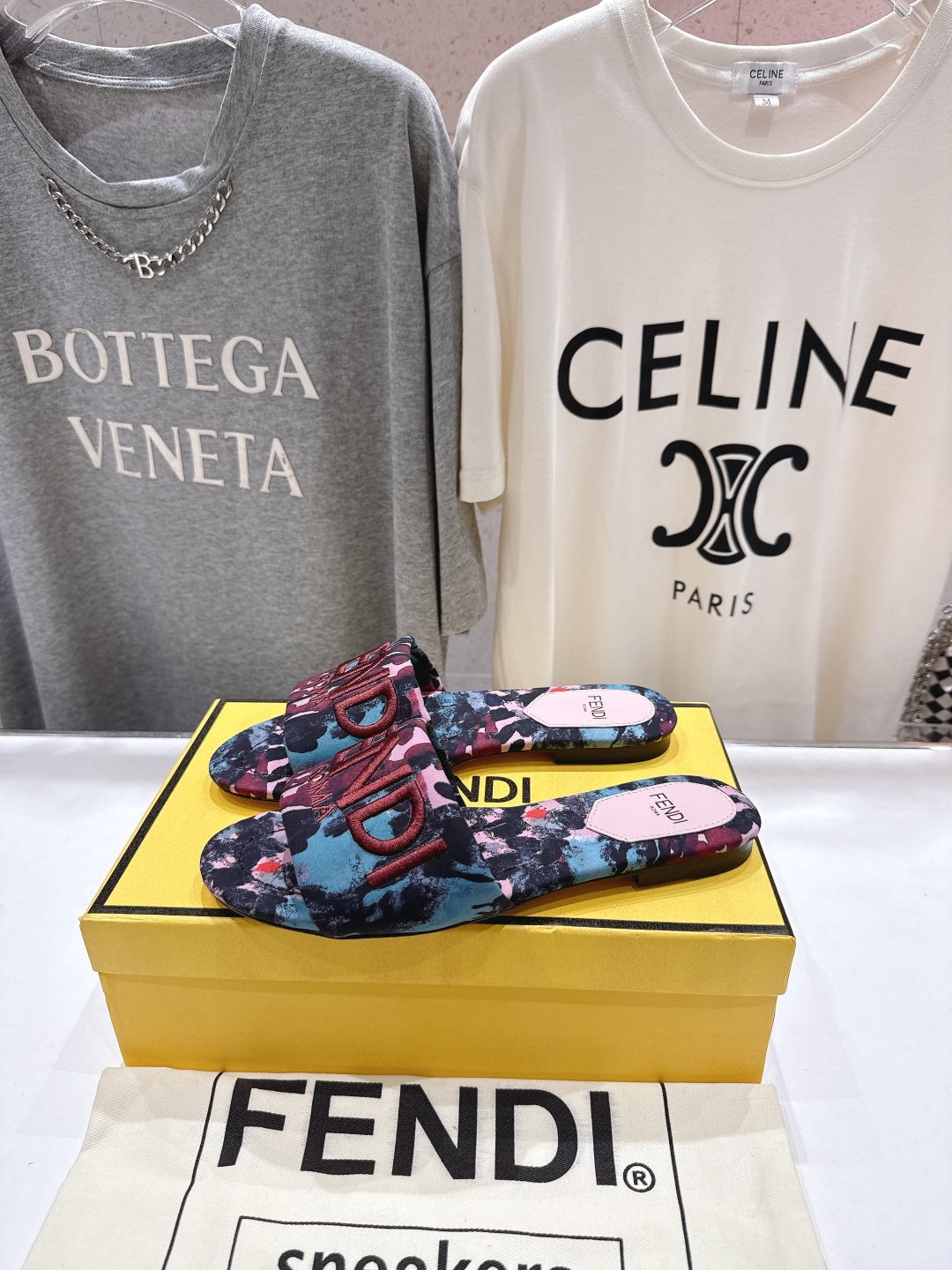 高版本出厂
 Fendi/芬迪25ss新款平底休闲拖鞋，ZP购入对比定制
经典设计，搭配绚丽多姿的色彩，