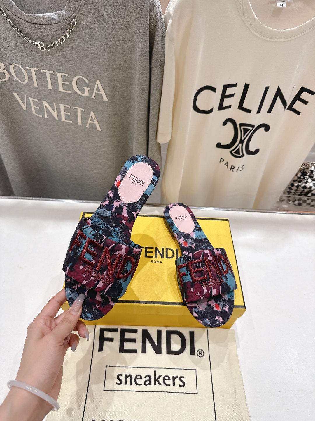 高版本出厂
 Fendi/芬迪25ss新款平底休闲拖鞋，ZP购入对比定制
经典设计，搭配绚丽多姿的色彩，