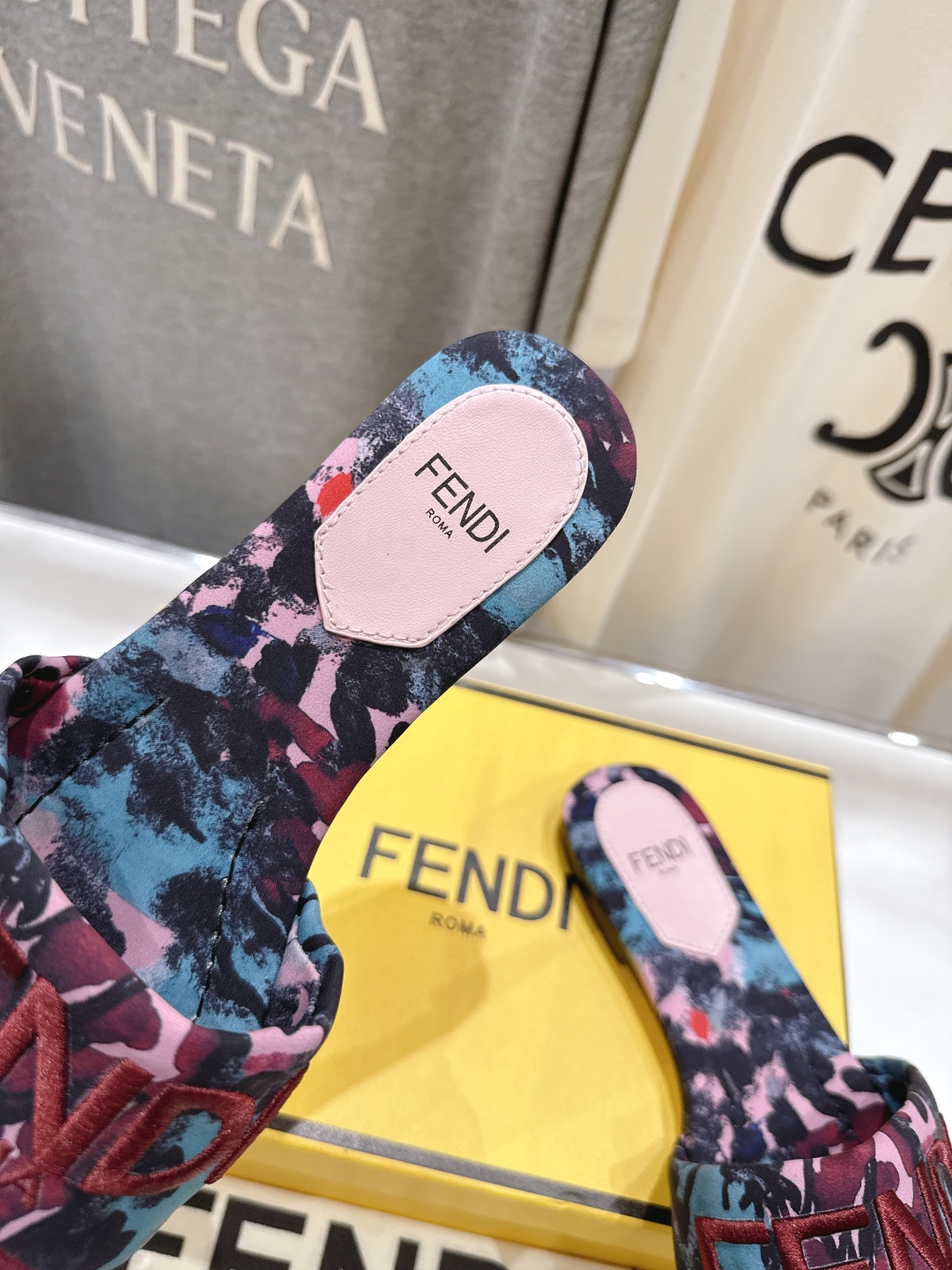 高版本出厂
 Fendi/芬迪25ss新款平底休闲拖鞋，ZP购入对比定制
经典设计，搭配绚丽多姿的色彩，
