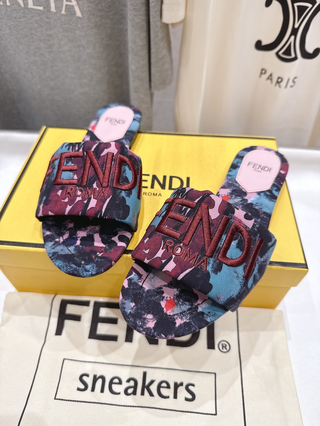 高版本出厂
 Fendi/芬迪25ss新款平底休闲拖鞋，ZP购入对比定制
经典设计，搭配绚丽多姿的色彩，