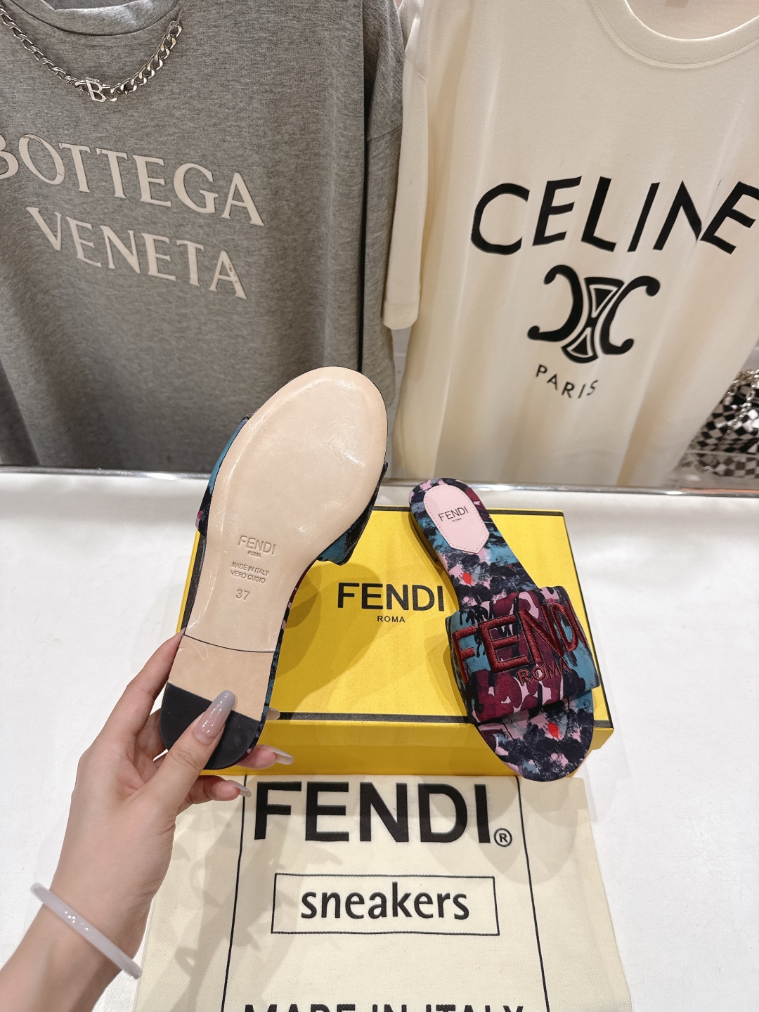高版本出厂
 Fendi/芬迪25ss新款平底休闲拖鞋，ZP购入对比定制
经典设计，搭配绚丽多姿的色彩，