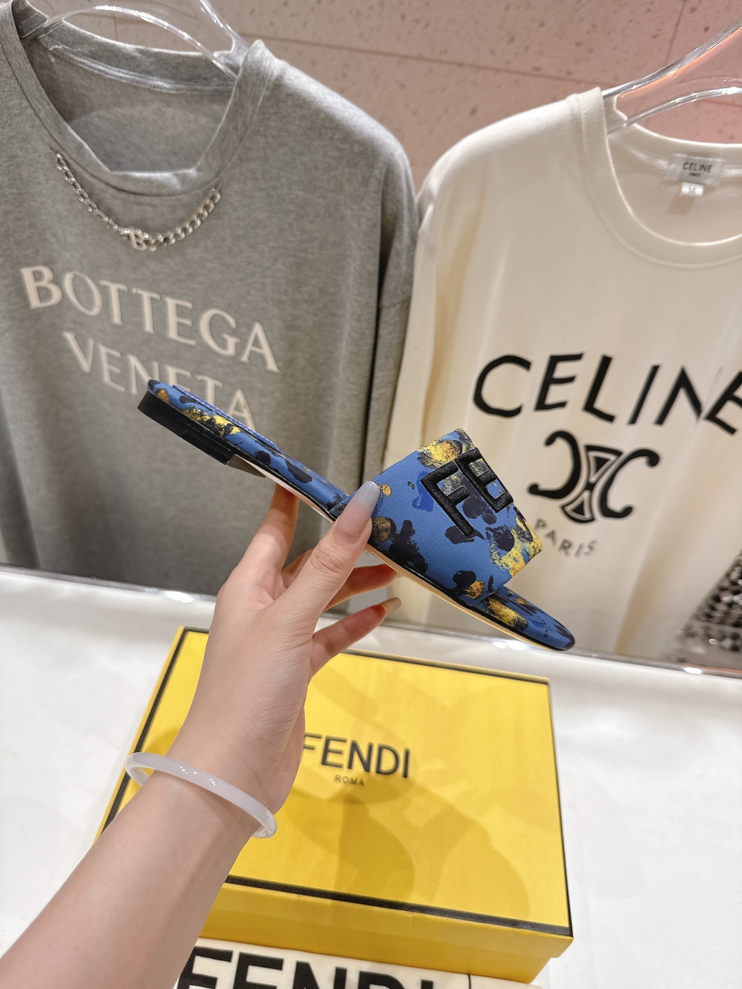 高版本出厂
 Fendi/芬迪25ss新款平底休闲拖鞋，ZP购入对比定制
经典设计，搭配绚丽多姿的色彩，