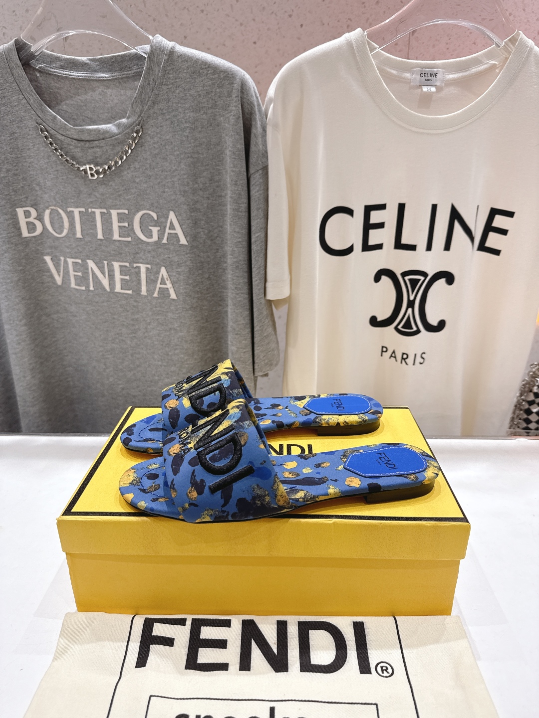 高版本出厂
 Fendi/芬迪25ss新款平底休闲拖鞋，ZP购入对比定制
经典设计，搭配绚丽多姿的色彩，
