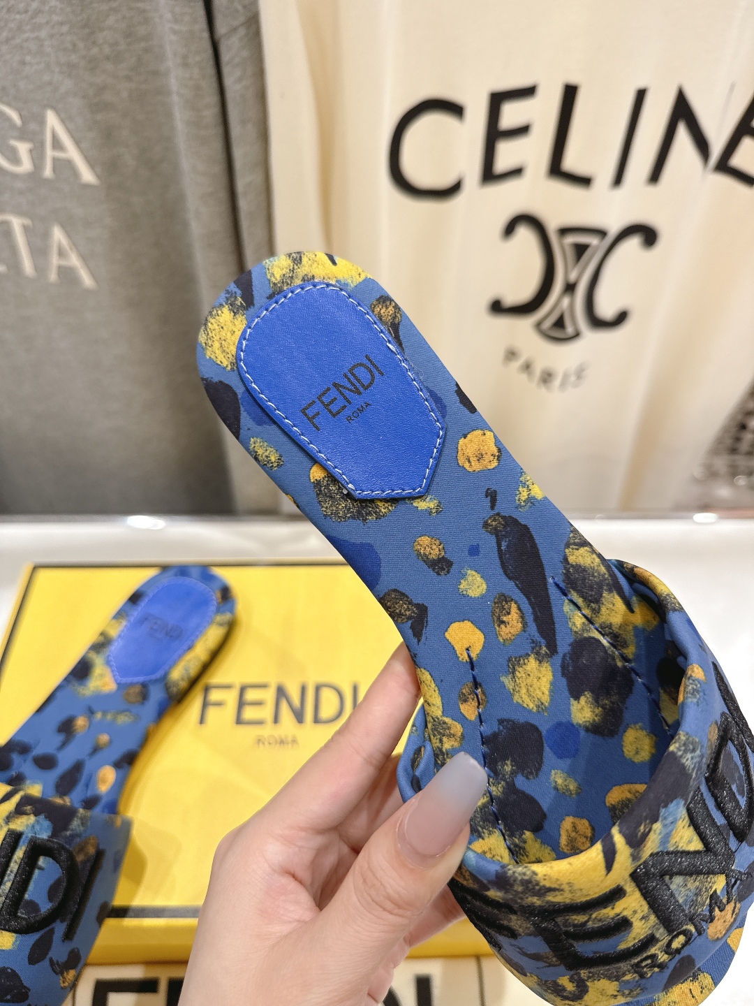 高版本出厂
 Fendi/芬迪25ss新款平底休闲拖鞋，ZP购入对比定制
经典设计，搭配绚丽多姿的色彩，