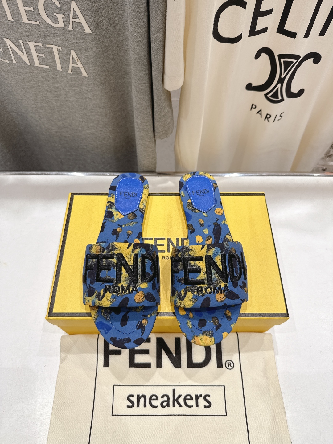 高版本出厂
 Fendi/芬迪25ss新款平底休闲拖鞋，ZP购入对比定制
经典设计，搭配绚丽多姿的色彩，