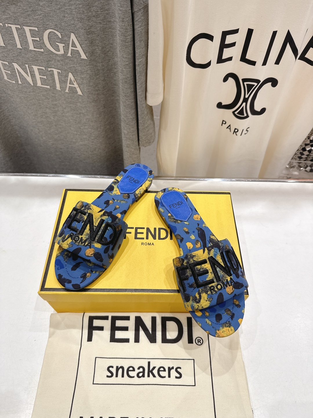 高版本出厂
 Fendi/芬迪25ss新款平底休闲拖鞋，ZP购入对比定制
经典设计，搭配绚丽多姿的色彩，