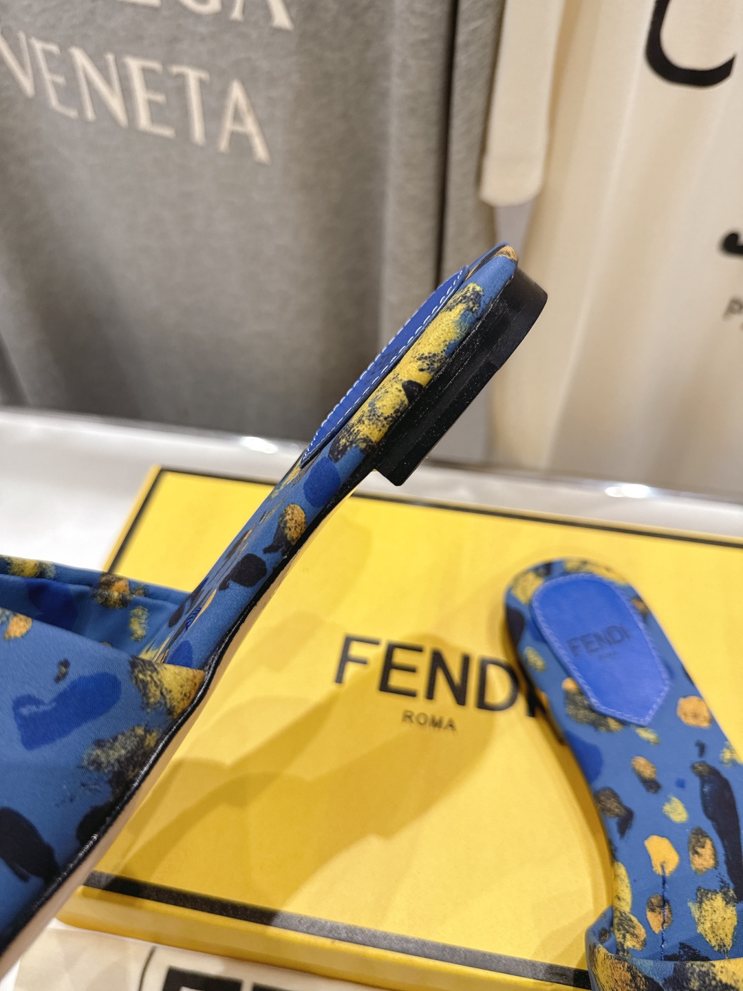 高版本出厂
 Fendi/芬迪25ss新款平底休闲拖鞋，ZP购入对比定制
经典设计，搭配绚丽多姿的色彩，