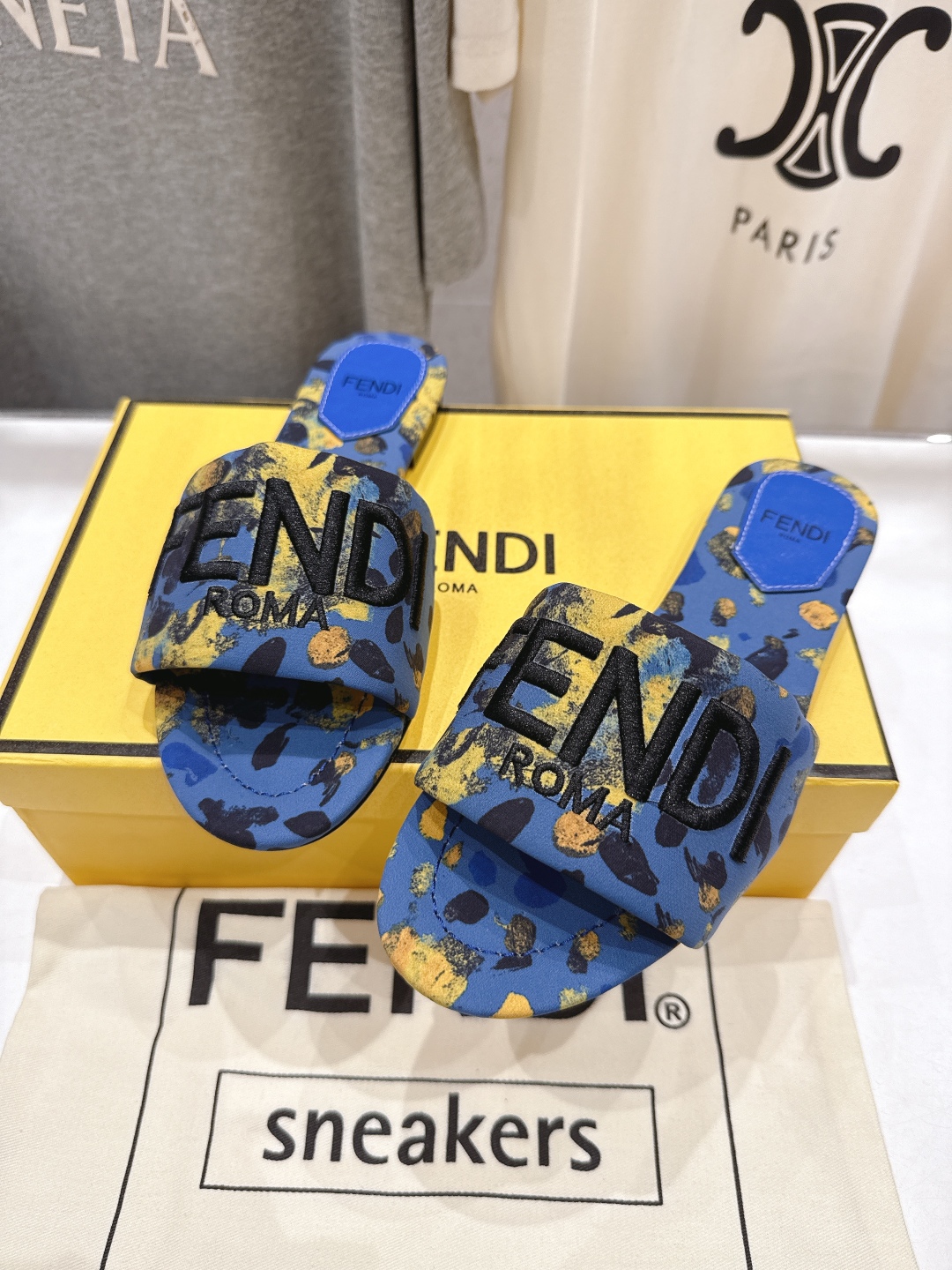 高版本出厂
 Fendi/芬迪25ss新款平底休闲拖鞋，ZP购入对比定制
经典设计，搭配绚丽多姿的色彩，
