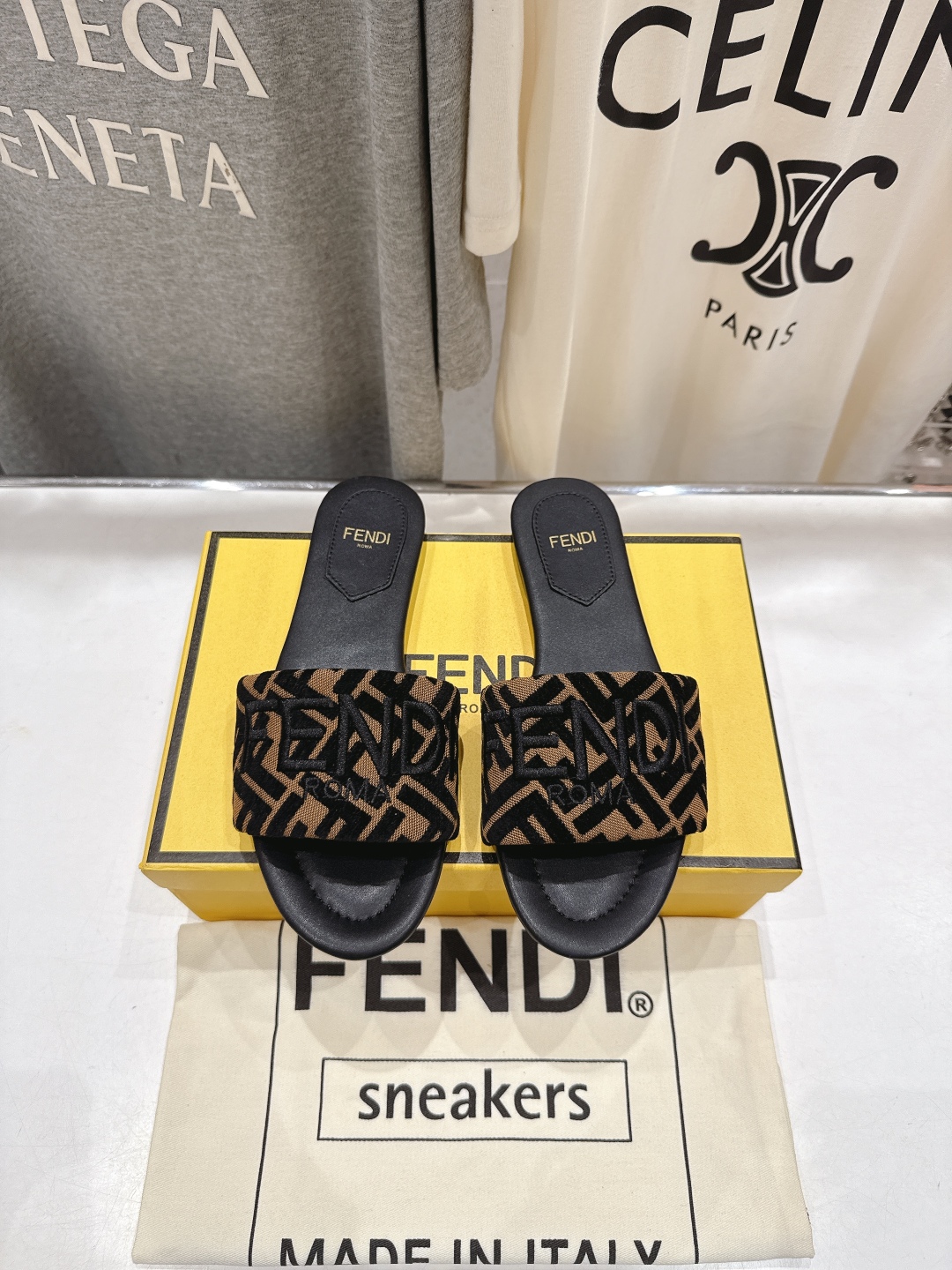 高版本出厂
 Fendi/芬迪25ss新款平底休闲拖鞋，ZP购入对比定制
经典设计，搭配绚丽多姿的色彩，