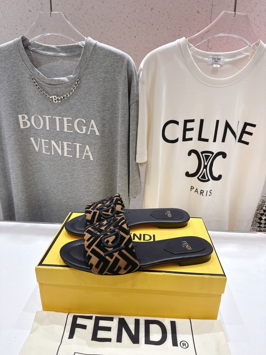 高版本出厂
 Fendi/芬迪25ss新款平底休闲拖鞋，ZP购入对比定制
经典设计，搭配绚丽多姿的色彩，