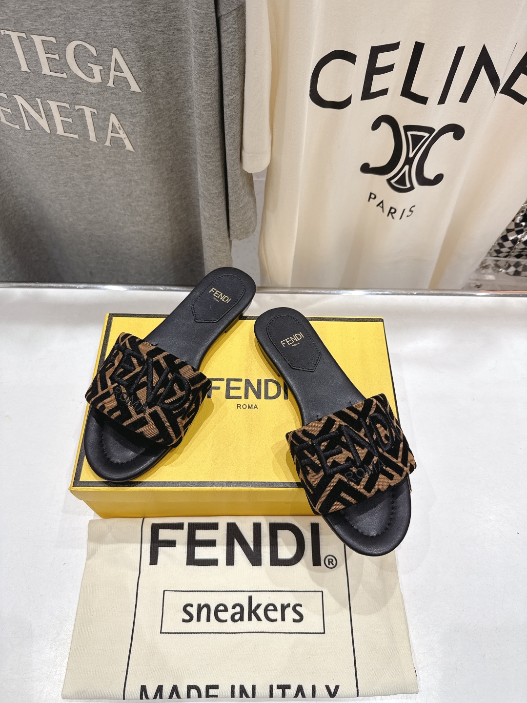 高版本出厂
 Fendi/芬迪25ss新款平底休闲拖鞋，ZP购入对比定制
经典设计，搭配绚丽多姿的色彩，